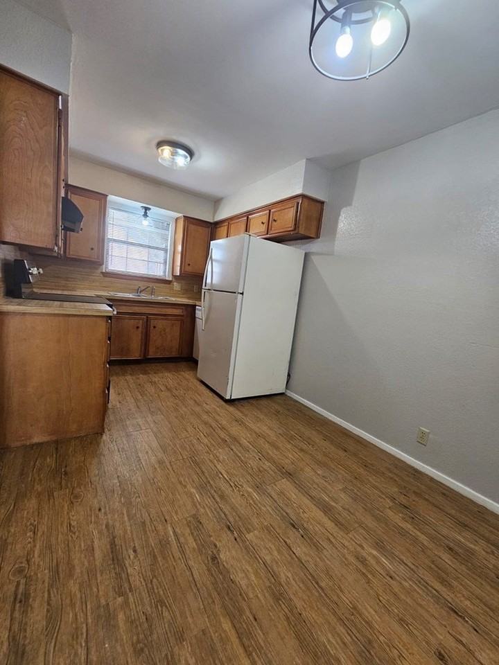 402 B SE 6th St unit: B - Photo 6 of 17