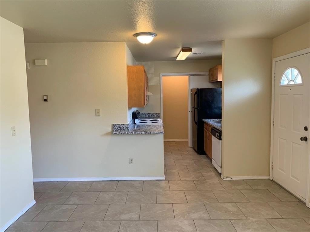 826 Russell Cir Unit 826 - Photo 5 of 18