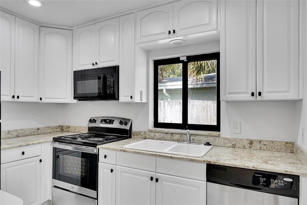 1007 Ne 12th St - Photo 3 of 24