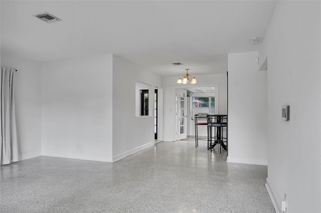 1007 Ne 12th St - Photo 6 of 24