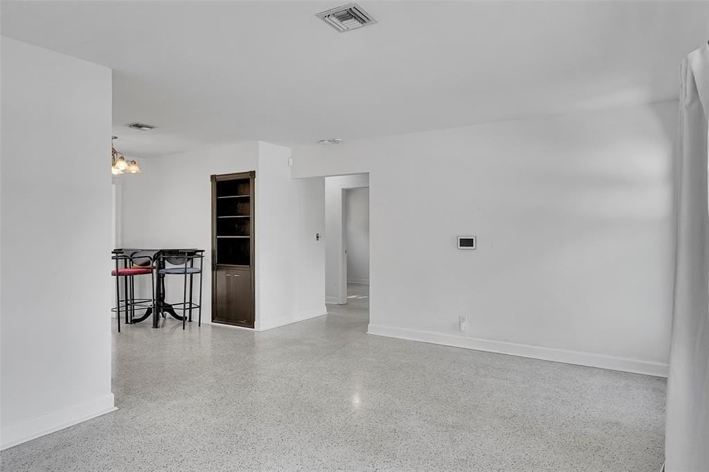 1007 Ne 12th St - Photo 7 of 24