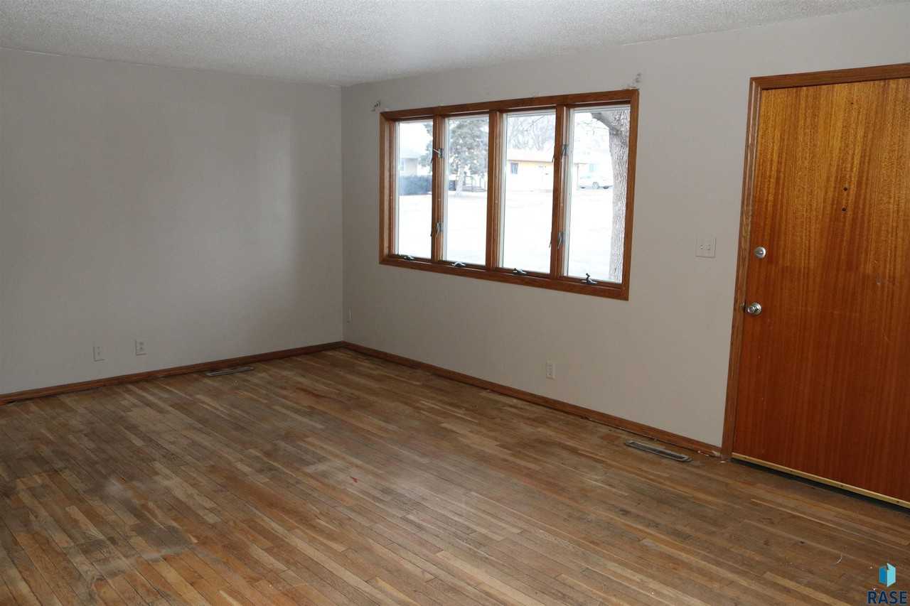 925 S Harrington Ave - Photo 2 of 17