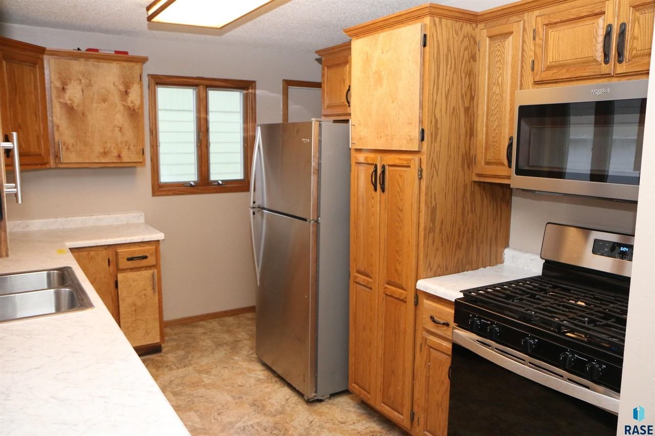 925 S Harrington Ave - Photo 4 of 17