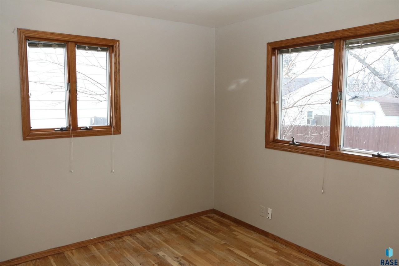 925 S Harrington Ave - Photo 7 of 17