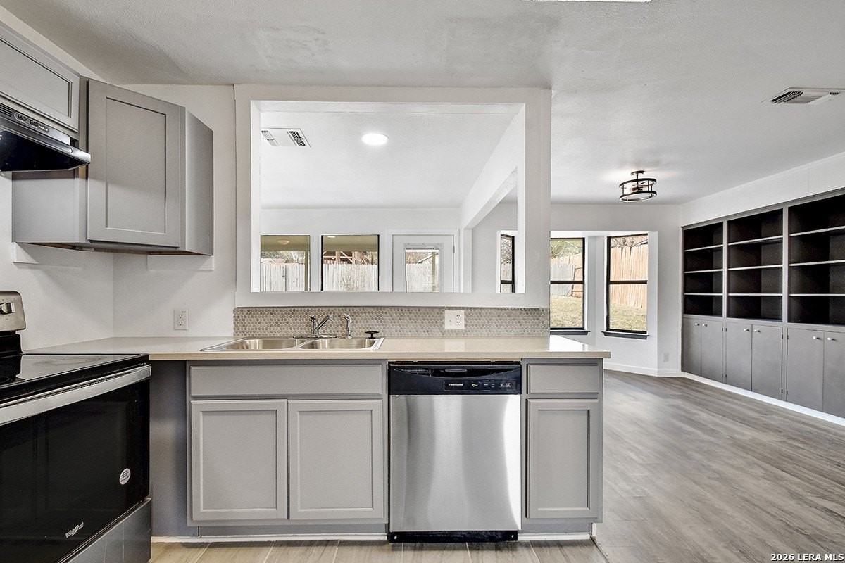 6707 Desilu Dr - Photo 4 of 20