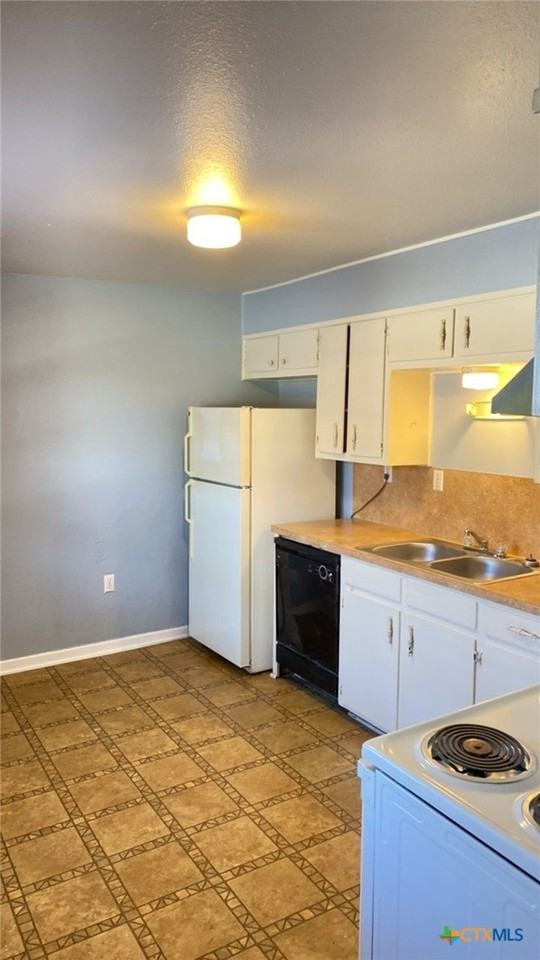 307 Sunset Ln Apt 4 #4 - Photo 3 of 5