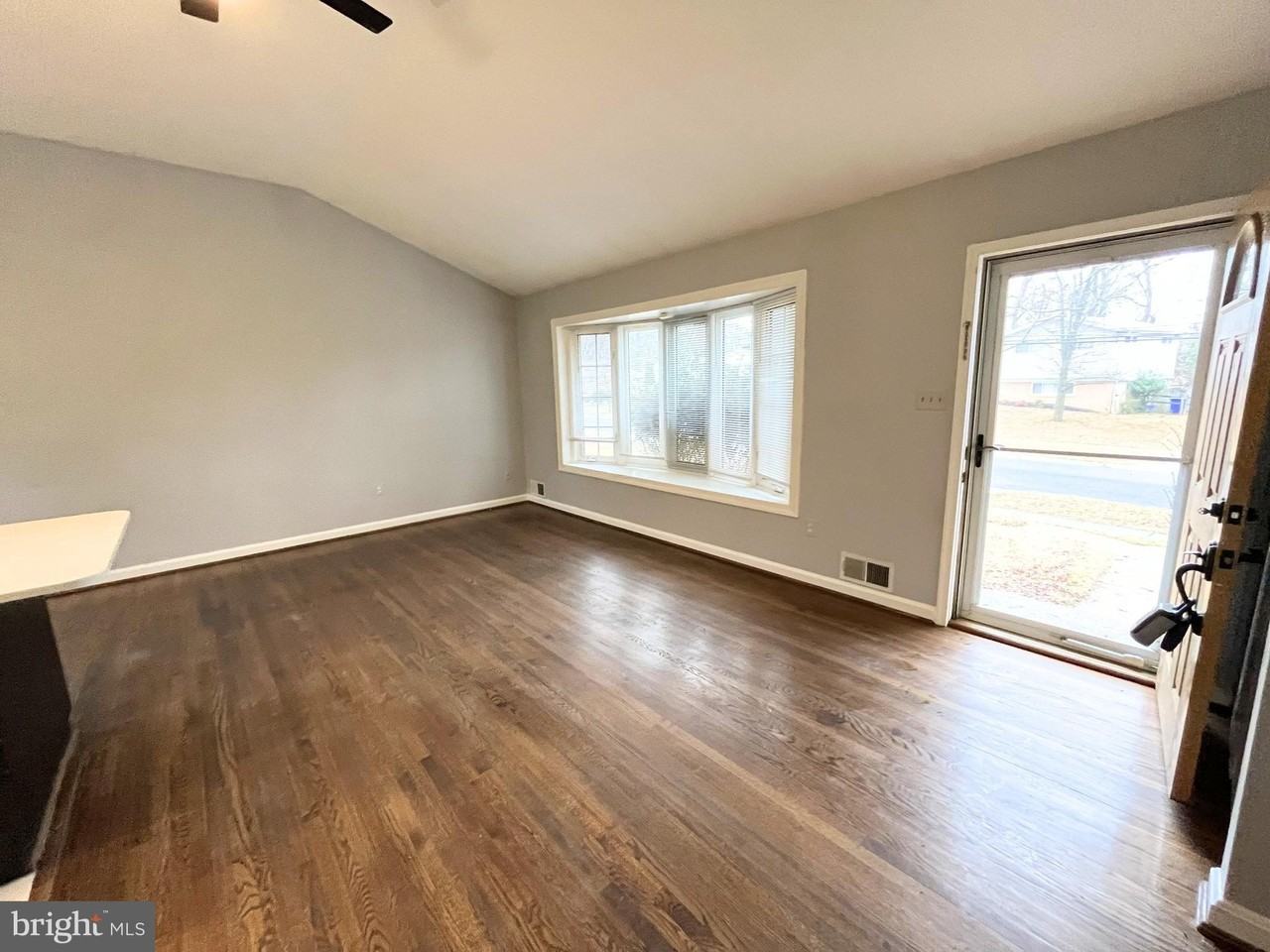 4613 Wissahican Ave - Photo 4 of 28