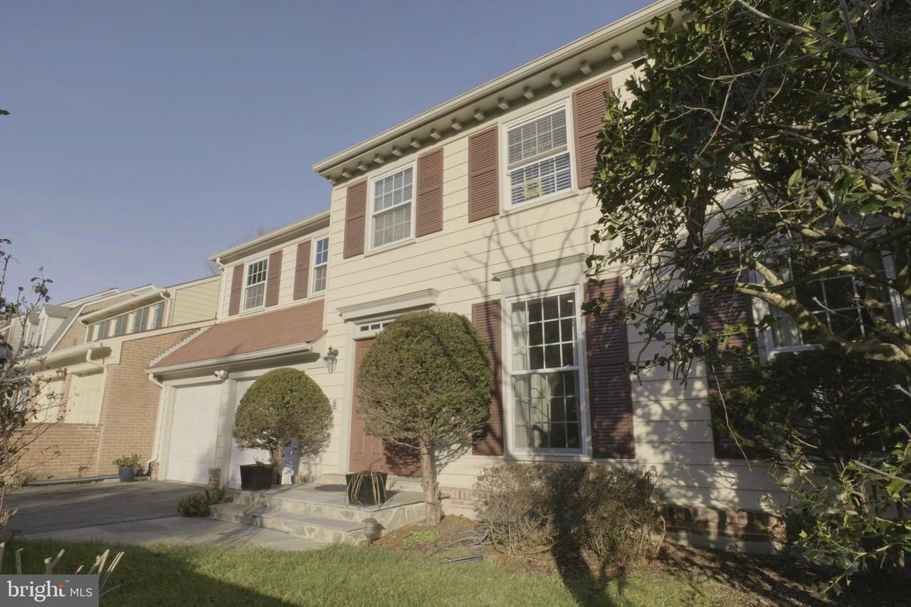 10277 Gainsborough Rd - Photo 2 of 31