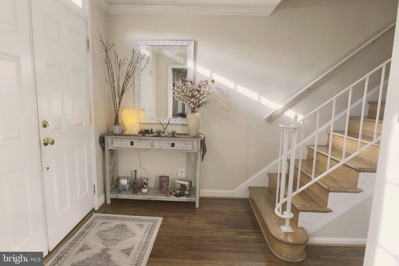 10277 Gainsborough Rd - Photo 3 of 31