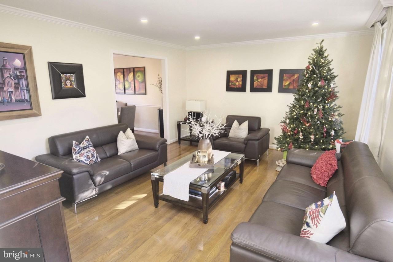 10277 Gainsborough Rd - Photo 4 of 31