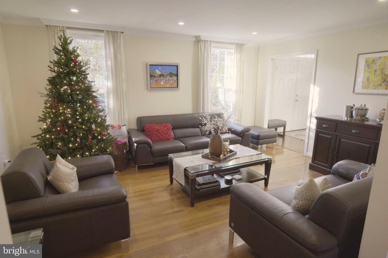 10277 Gainsborough Rd - Photo 5 of 31