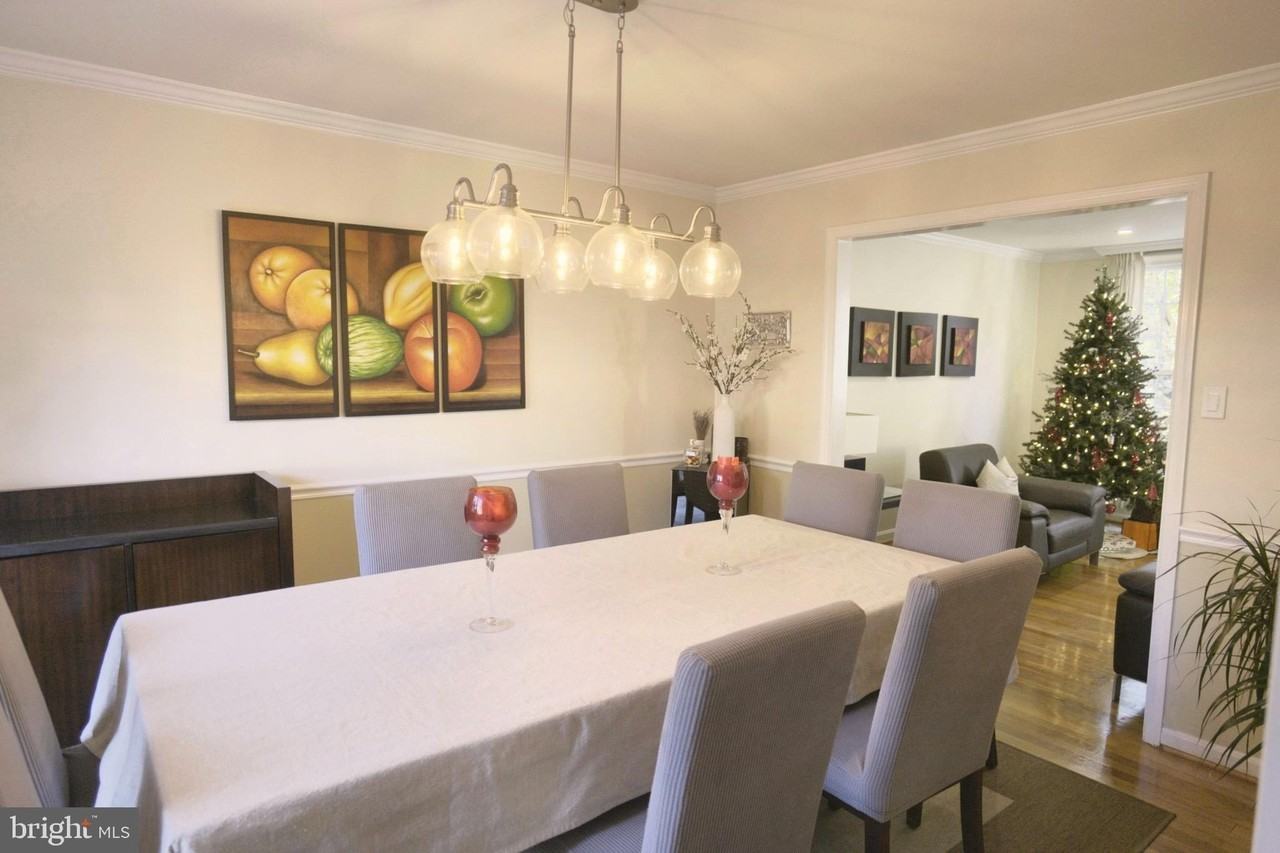 10277 Gainsborough Rd - Photo 6 of 31