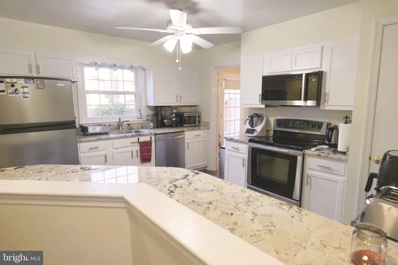 10277 Gainsborough Rd - Photo 7 of 31