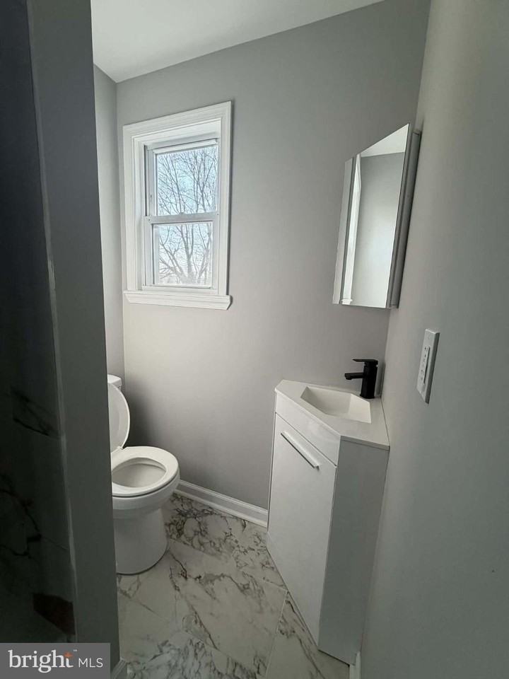 1256 Jackson St - Photo 4 of 8