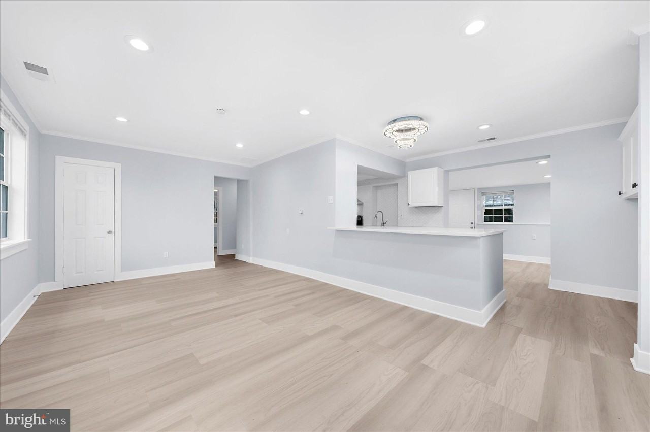 733 W County Line Rd - Photo 2 of 24