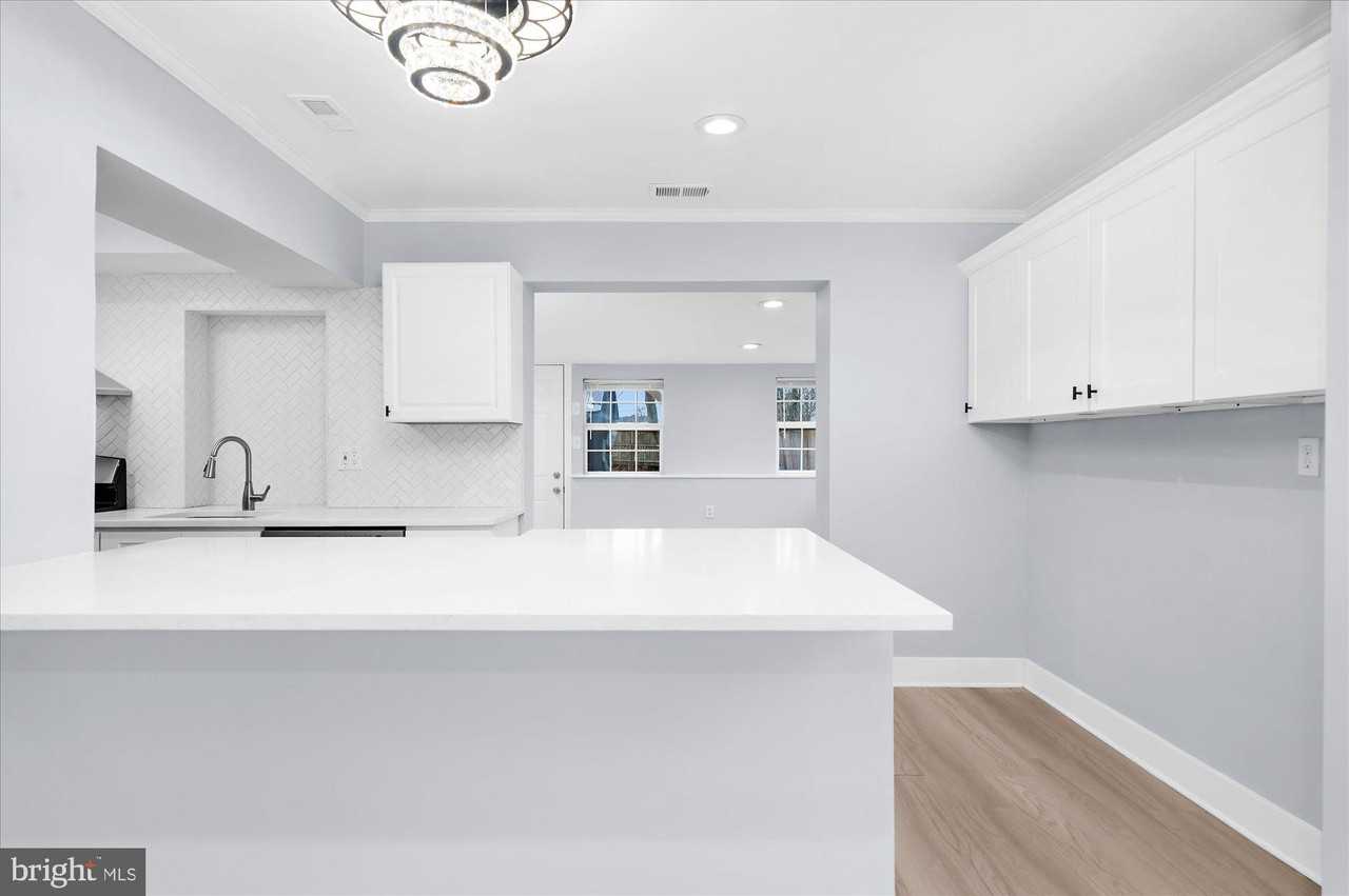 733 W County Line Rd - Photo 6 of 24