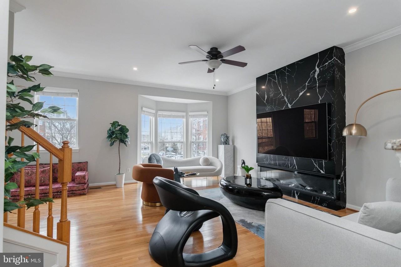 2558 Banshire Dr - Photo 3 of 50