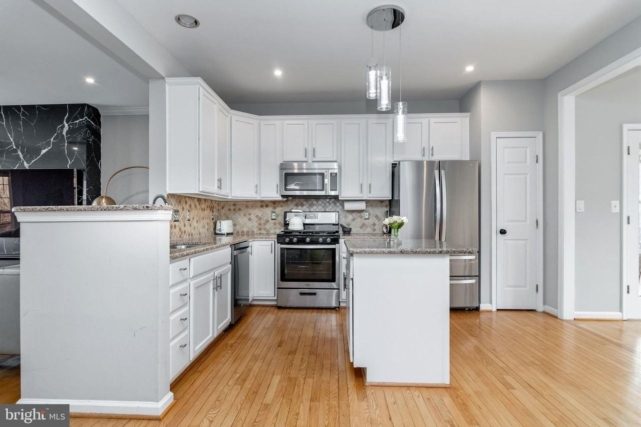 2558 Banshire Dr - Photo 4 of 50