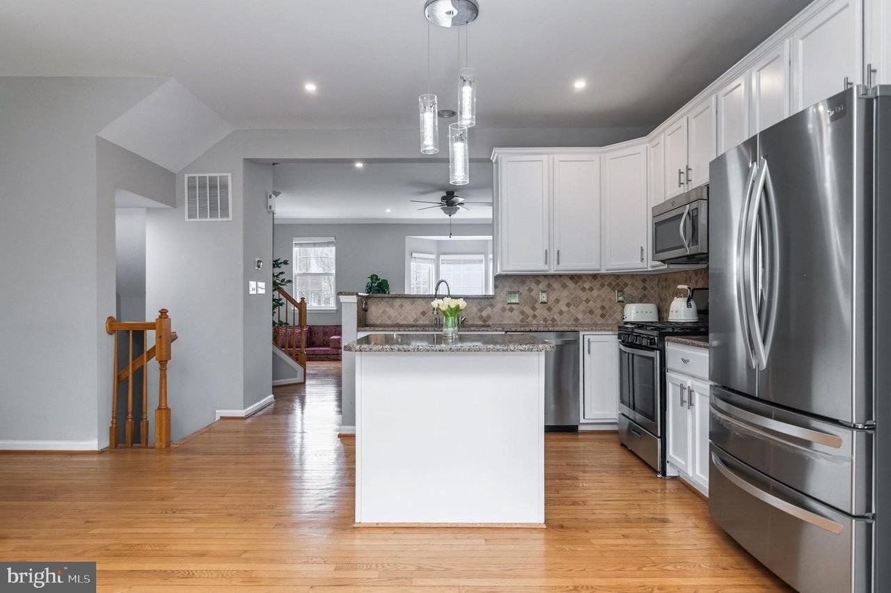 2558 Banshire Dr - Photo 5 of 50