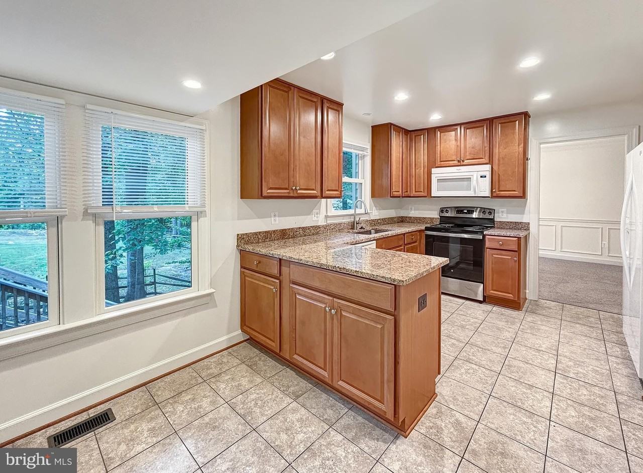 5704 Captain Jones Ct - Photo 3 of 34