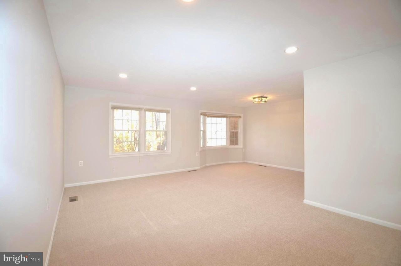 12318 Cinnamon St - Photo 7 of 34