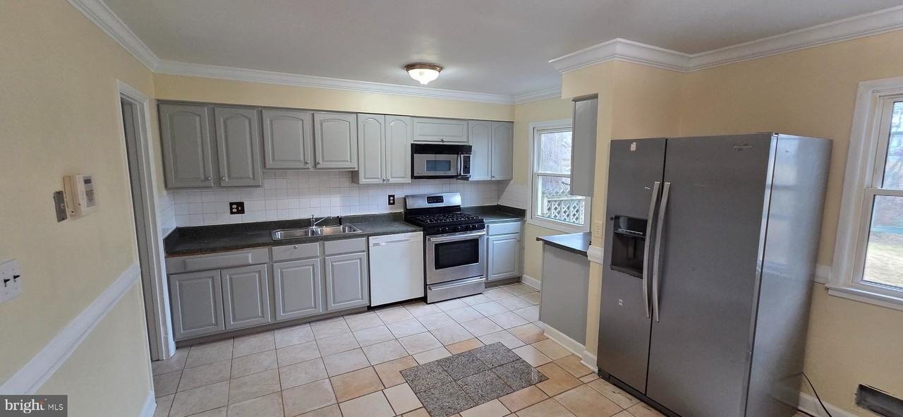 14419 Falmouth Dr - Photo 4 of 23