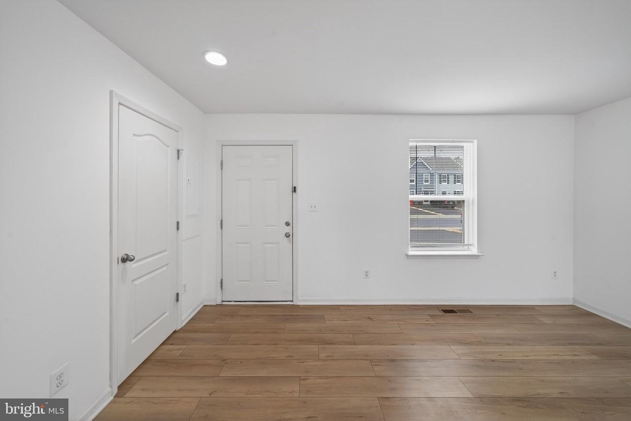 18 Needle Ct - Photo 3 of 31