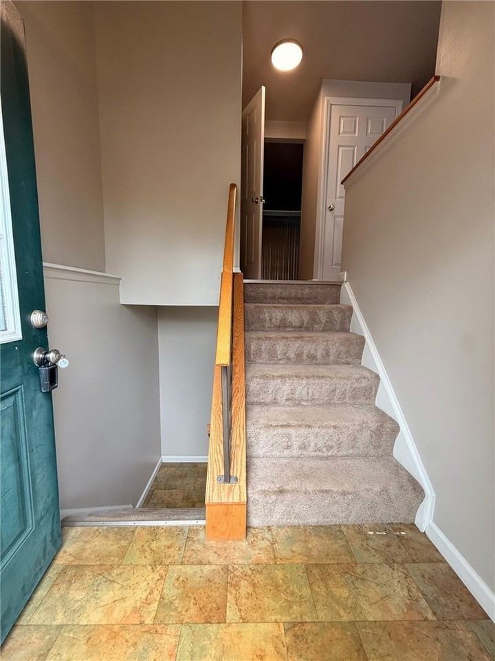 104 Blue Jay Dr - Photo 2 of 18