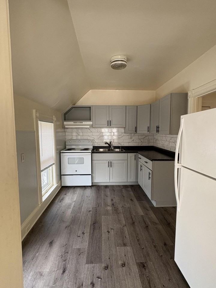 205 Oak St Apt 2 - Photo 6 of 11