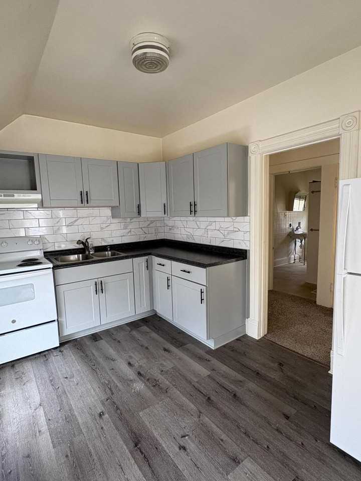 205 Oak St Apt 2 - Photo 7 of 11