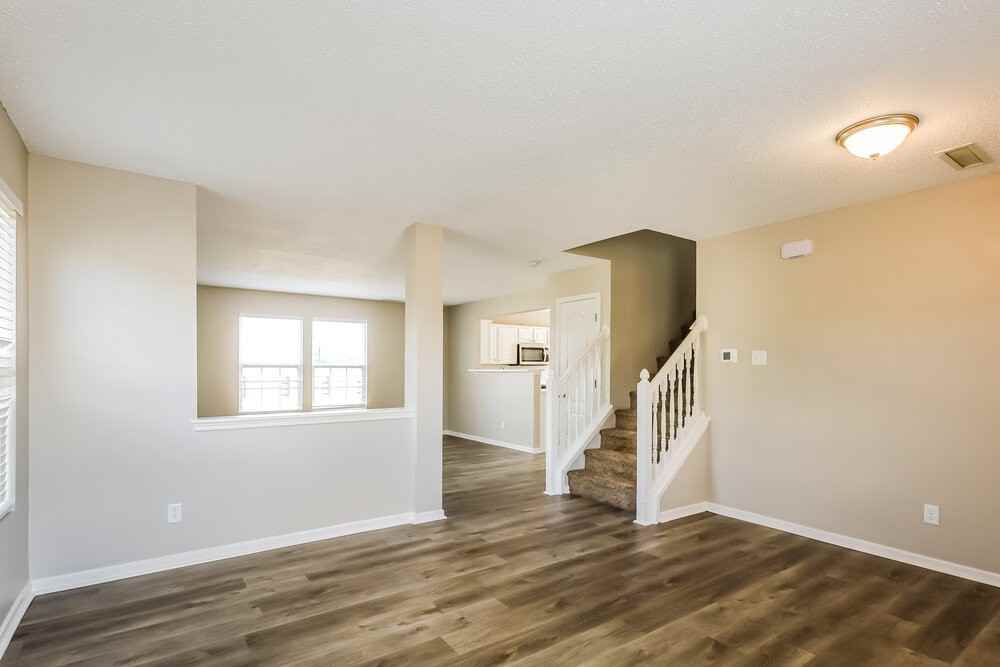 1904 Breakwater Dr - Photo 4 of 17