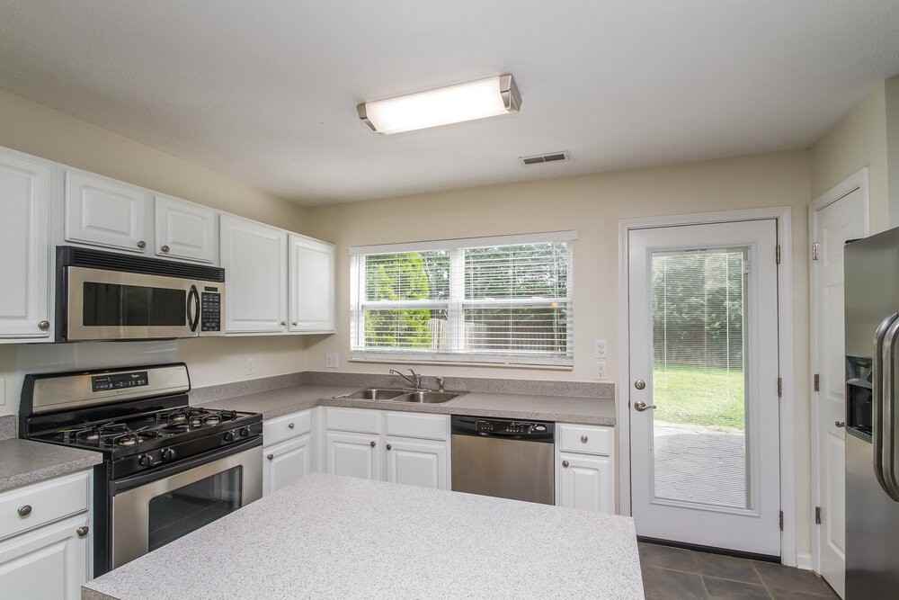 1701 Stone Hollow Ct - Photo 4 of 15