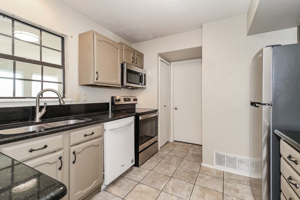 702 Ponderosa Dr - Photo 7 of 17