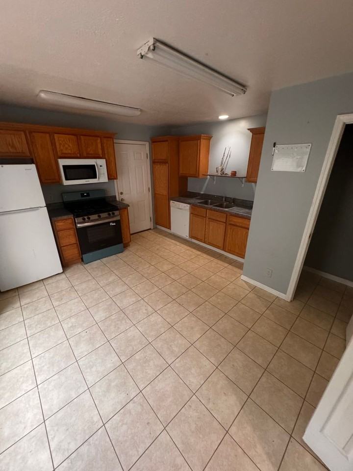 23167 3rd St - Photo 3 of 11