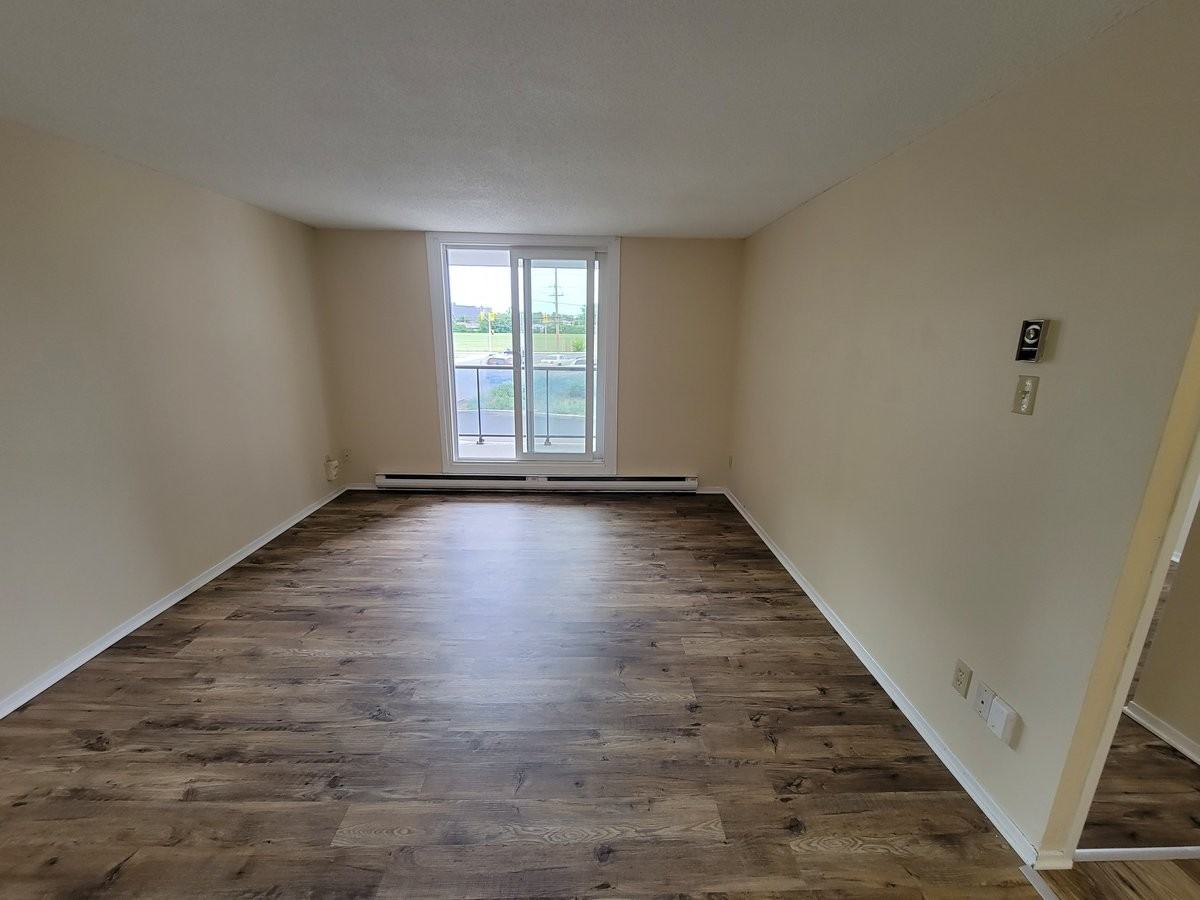 Coté Manor - Photo 3 of 7