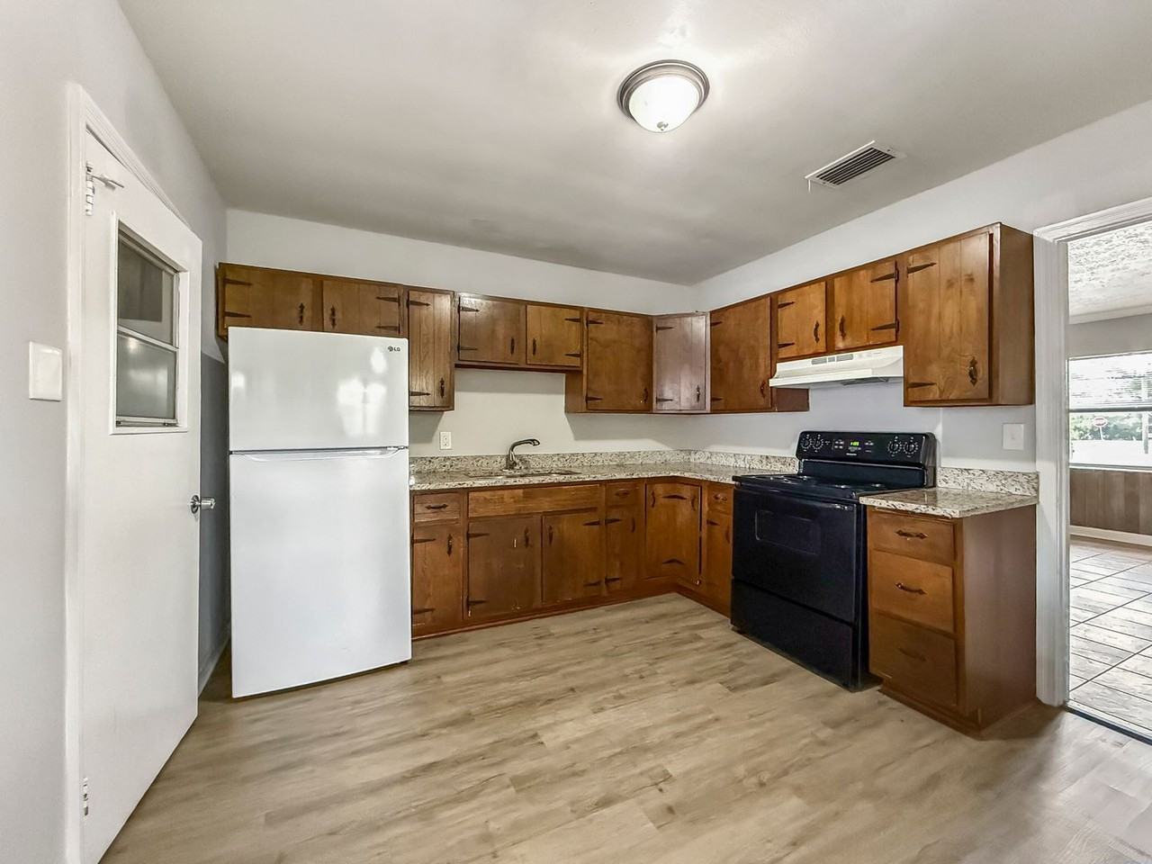 1412 Keats Cir - Photo 3 of 16