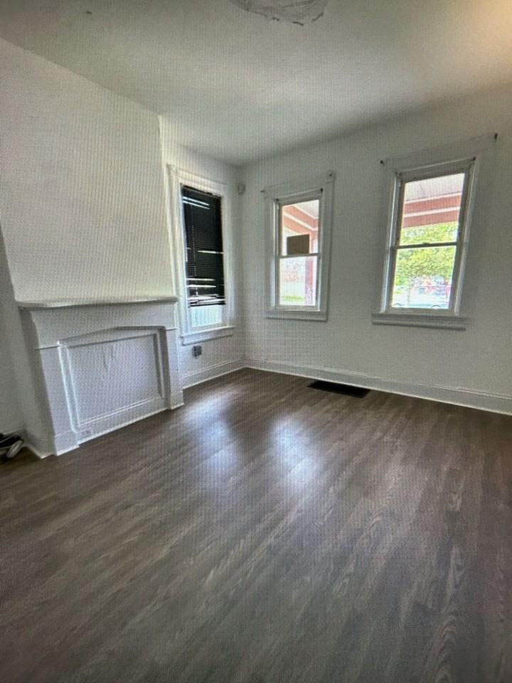 319 Rutherford Ave - Photo 3 of 11