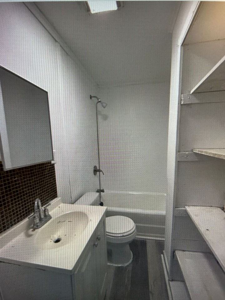 319 Rutherford Ave - Photo 4 of 11