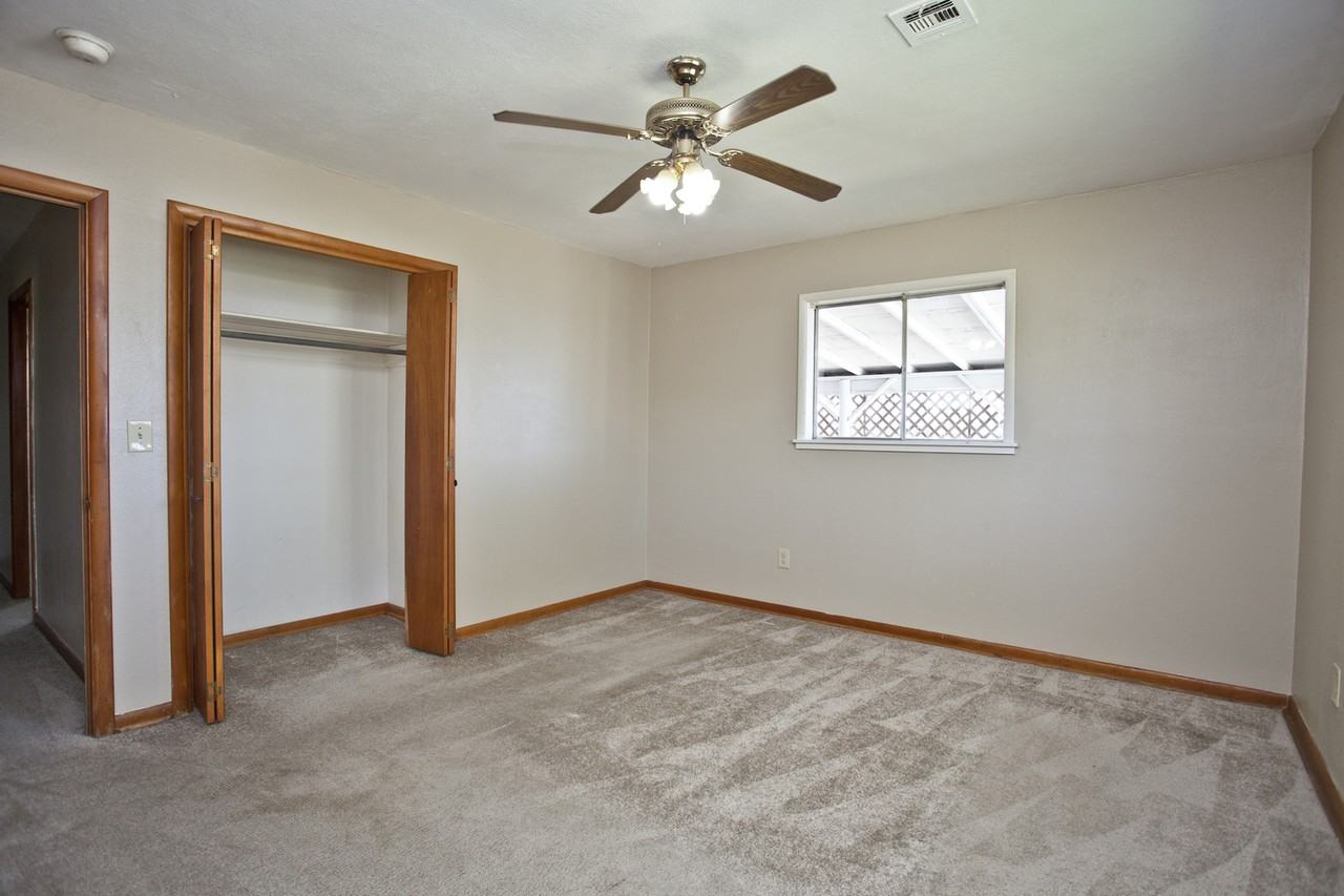 138 N B St - Photo 3 of 19