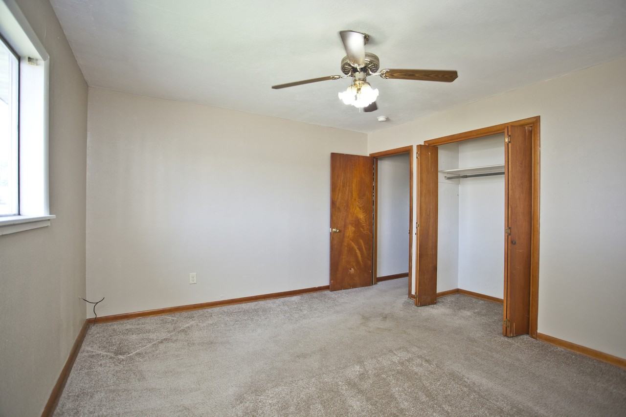 138 N B St - Photo 4 of 19