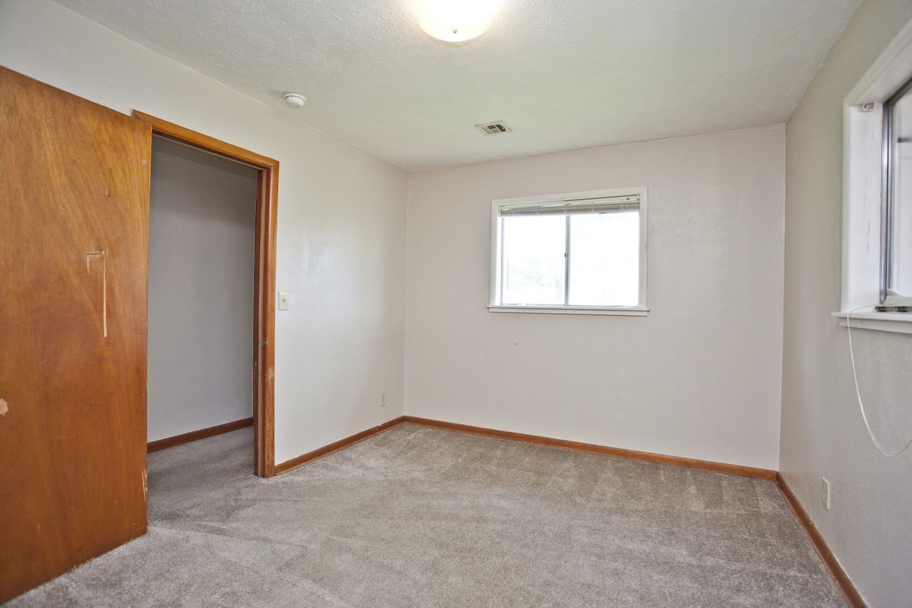 138 N B St - Photo 6 of 19