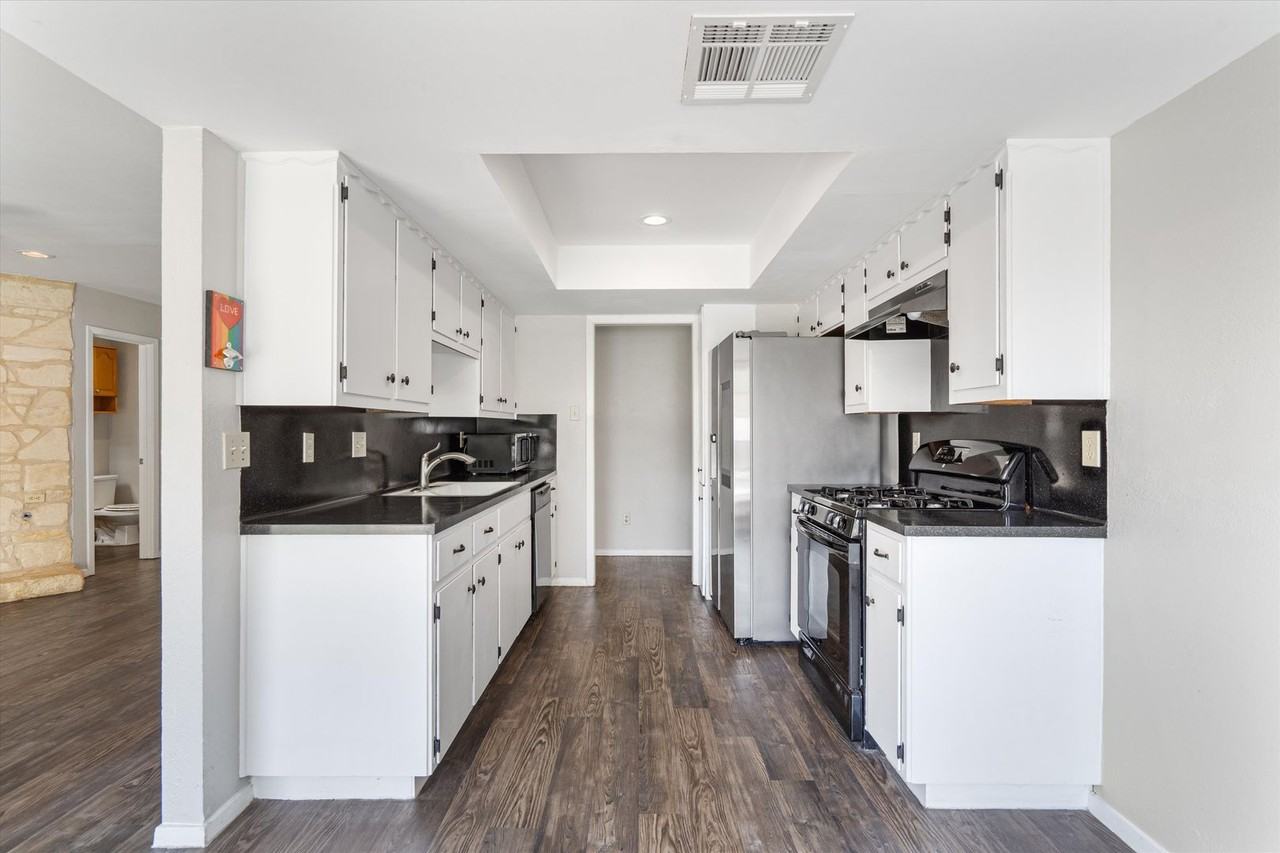 8309 Beaver Brook Ln - Photo 7 of 34