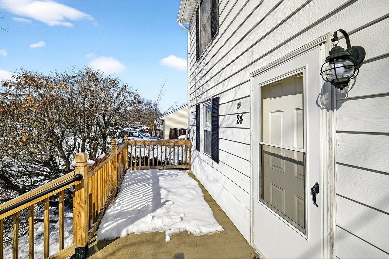 24 Steinhardt Ave - Photo 5 of 24