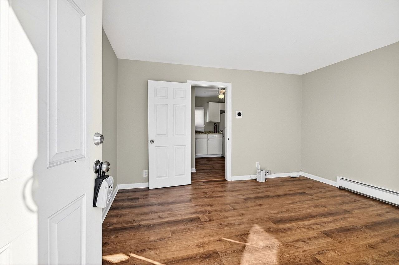 24 Steinhardt Ave - Photo 6 of 24