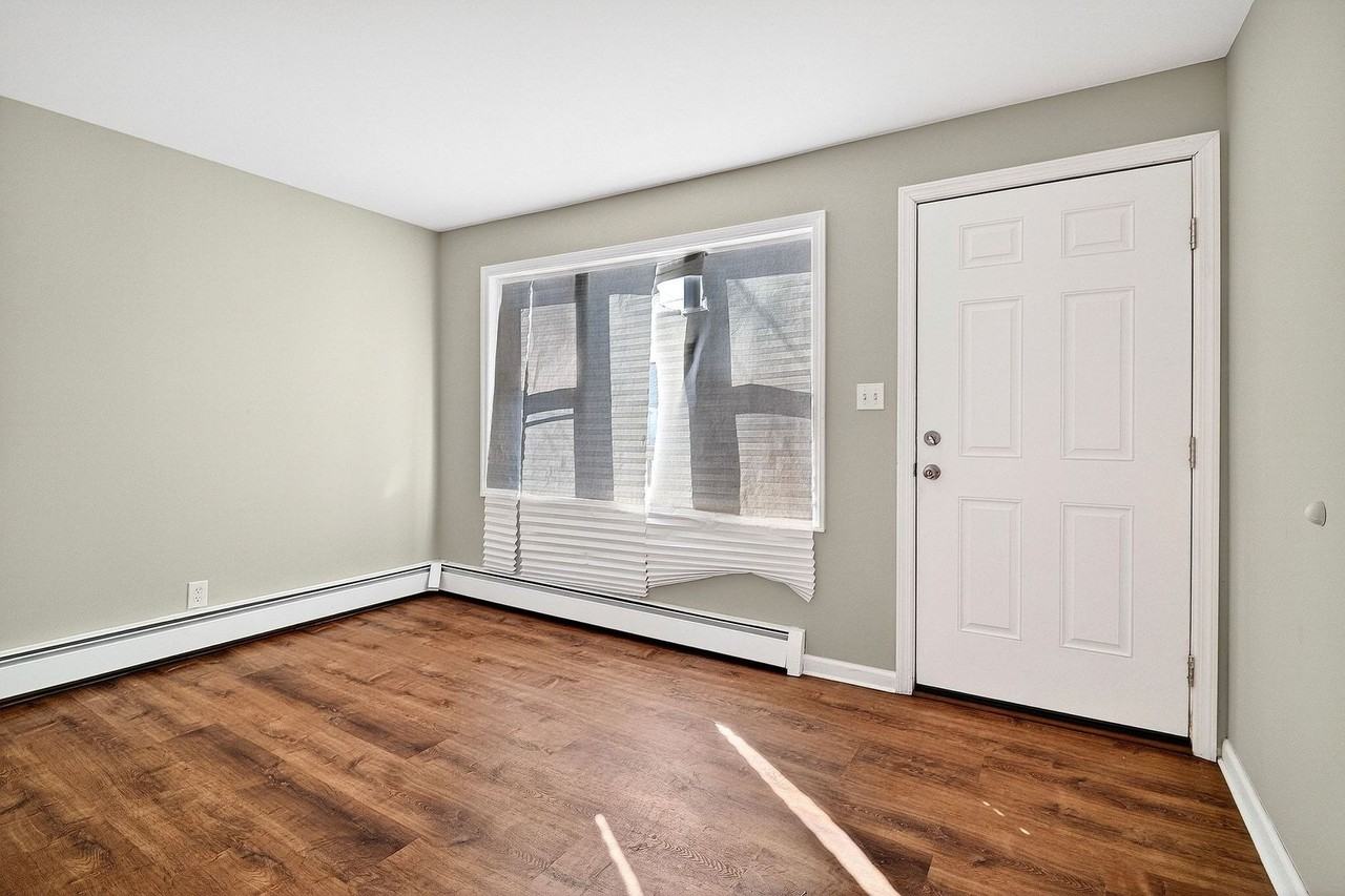 24 Steinhardt Ave - Photo 7 of 24