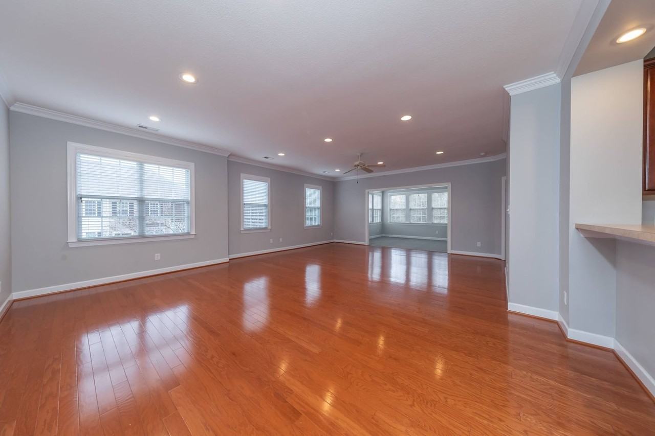 1402 Braemar Crk - Photo 2 of 13