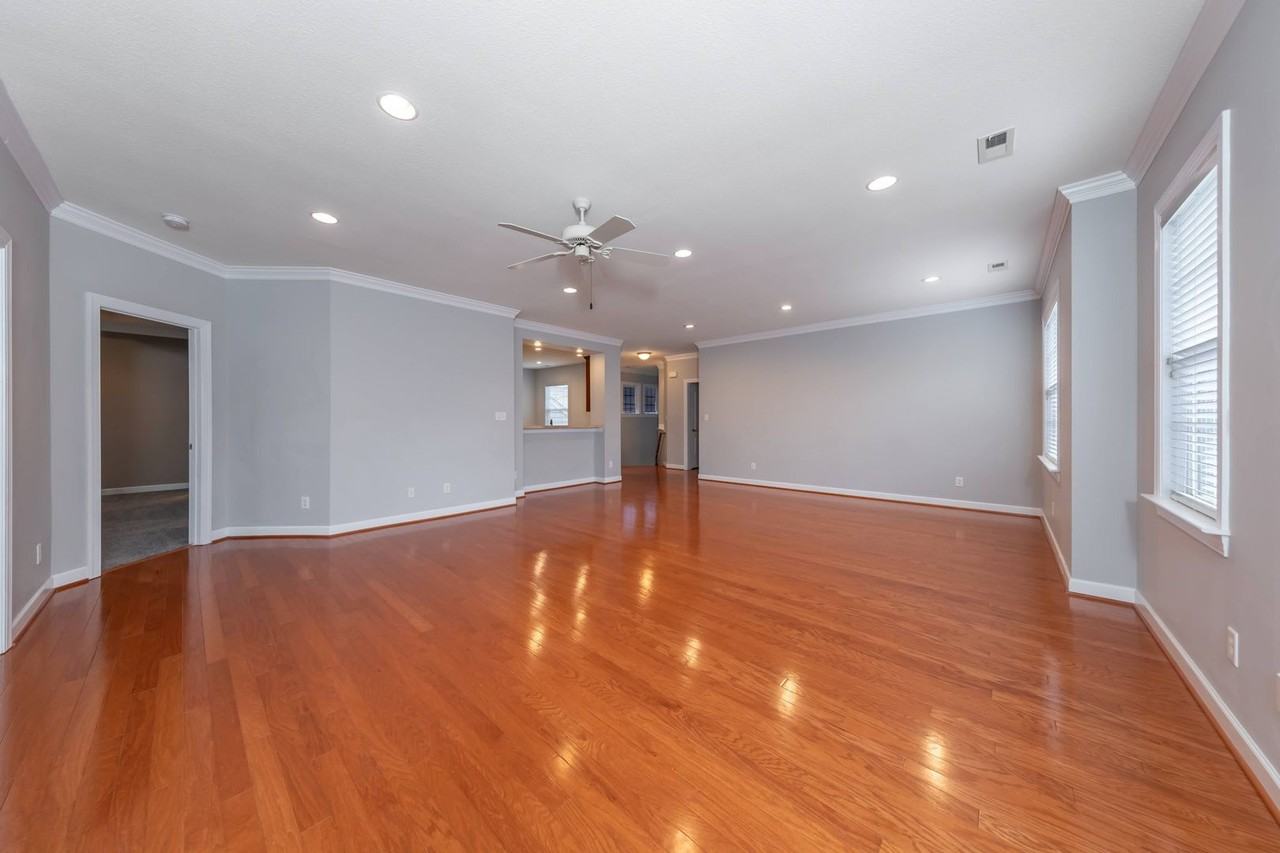 1402 Braemar Crk - Photo 3 of 13