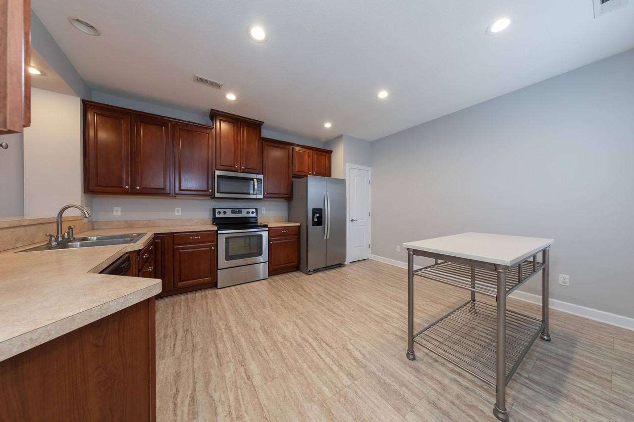 1402 Braemar Crk - Photo 4 of 13