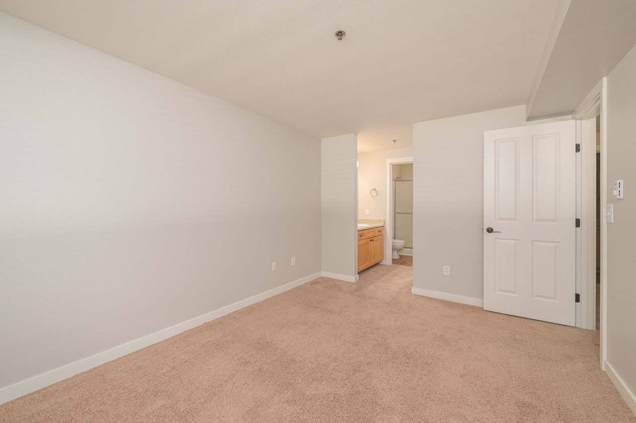 Peloton Apartments - Photo 3 of 33