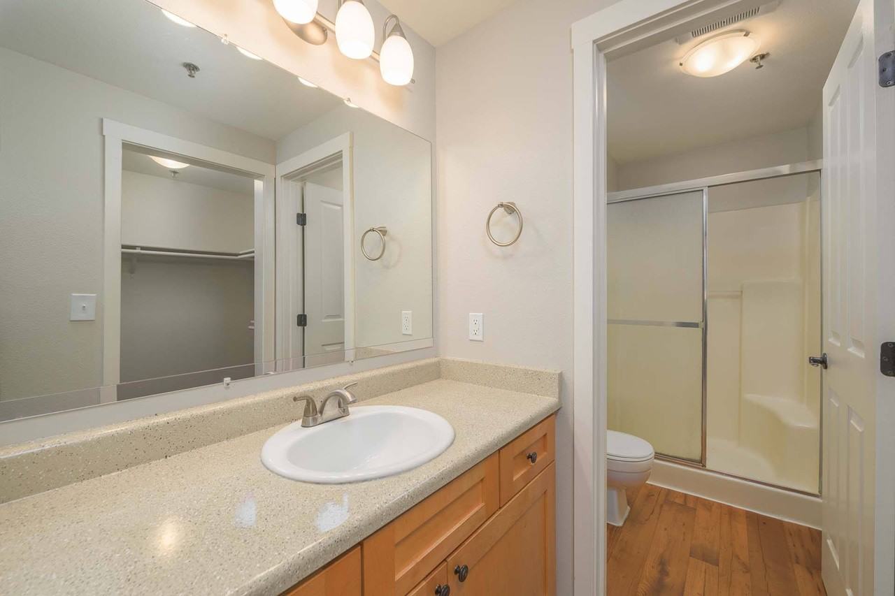 Peloton Apartments - Photo 4 of 33